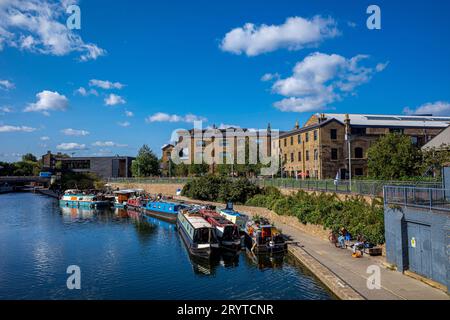 Regents Canal London in der Nähe von Kings Cross Station, Granary Square und Coal Drops Yard. Kings Cross Sanierung rund um den Regents Canal. Stockfoto