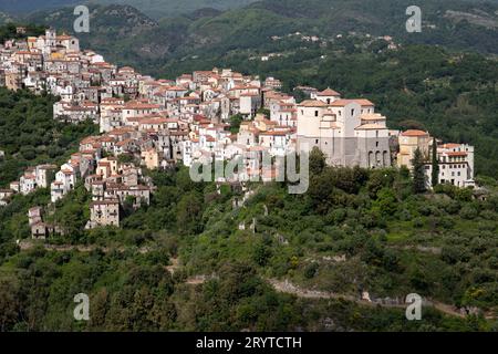 Blick auf die weiße Stadt Rivello, mediterranes Bergdorf in der Natur, Kampanien, Salerno Italien Stockfoto