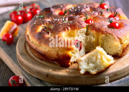 Frisch gebackene italienische Focaccia aus nächster Nähe. Stockfoto