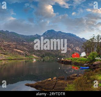 Sommer Berge und den Fluss (Galicien, Spanien). Stockfoto