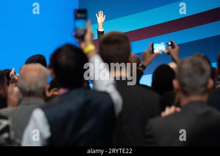 Schatzkanzler Jeremy Hunt würdigt das Publikum nach seiner Keynote auf der Jahreskonferenz der Konservativen Partei in Manchester. Bilddatum: Montag, 2. Oktober 2023. Stockfoto