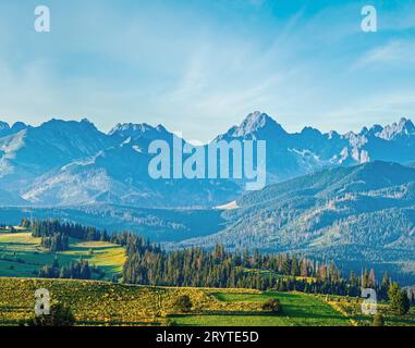 Sommer Dorf Bergpanorama (Polen) Stockfoto