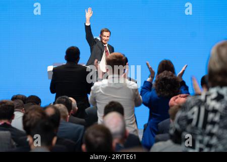 Schatzkanzler Jeremy Hunt würdigt das Publikum nach seiner Keynote auf der Jahreskonferenz der Konservativen Partei in Manchester. Bilddatum: Montag, 2. Oktober 2023. Stockfoto