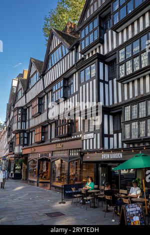 Staple Inn London - ein Teil des Tudor-Gebäudes aus dem Jahr 1585 an der High Holborn im Zentrum von London. Wird vom Institut und der Fakultät für Kunstwissenschaften verwendet. Stockfoto