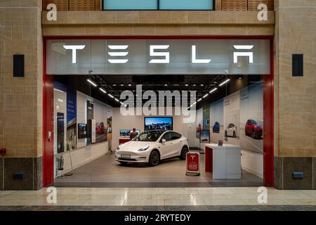 Tesla Showroom UK – Tesla Car Sales Centre in einem Einkaufszentrum in Großbritannien Stockfoto