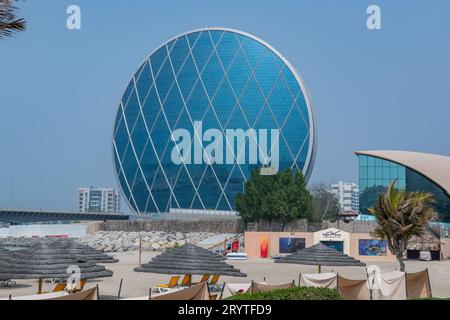 Das Aldar Hauptquartier in Form einer Scheibe mit einer Höhe von etwa 80 Metern in Abu Dhabi Stockfoto