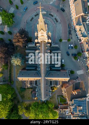 Duffel, Antwerpen, Belgien, 15. Juni 2023, Blick aus der Vogelperspektive über die Kirche St. Martin oder Sint Martinus in der Stadt oder im Vill Stockfoto