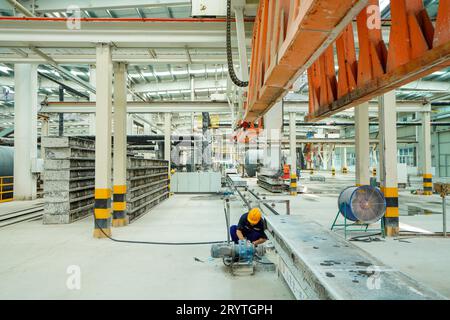 Produktionslinie für leichte Trennplatten Stockfoto