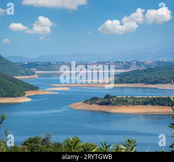 Genießen Sie die Sommerlandschaft des Sees mit Bergkulisse. Nordmazedonien nicht weit von Debar Town, Europa. Stockfoto