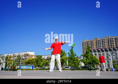 Luannan County, China - 22. August 2023: diabolo-Aufführung wird auf einem Platz aufgeführt. Stockfoto