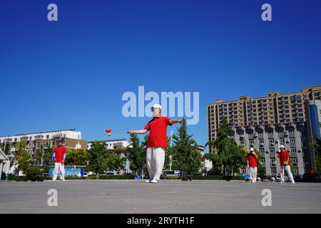 Luannan County, China - 22. August 2023: diabolo-Aufführung wird auf einem Platz aufgeführt. Stockfoto