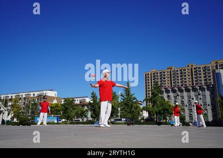 Luannan County, China - 22. August 2023: diabolo-Aufführung wird auf einem Platz aufgeführt. Stockfoto