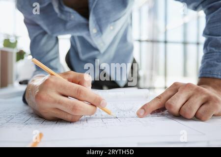 Ingenieure konstruieren gemäß Zeichnungen und arbeiten bei der Strukturanalyse von Projekttypen zusammen. Stockfoto