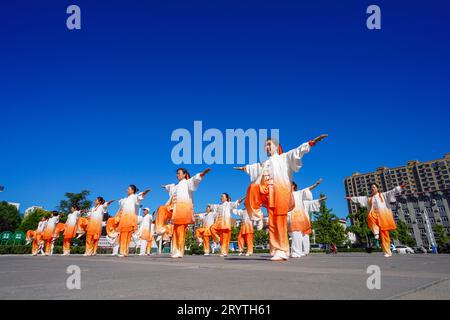 Luannan County, China - 22. August 2023: Qigong-Aufführung wird auf einem Platz aufgeführt. Stockfoto