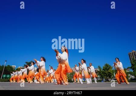 Luannan County, China - 22. August 2023: Qigong-Aufführung wird auf einem Platz aufgeführt. Stockfoto