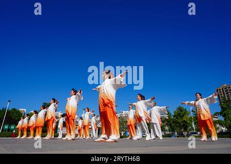 Luannan County, China - 22. August 2023: Qigong-Aufführung wird auf einem Platz aufgeführt. Stockfoto