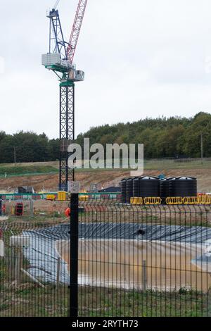 DATEIBILDER. Oktober 2023. Nach Tagen der Spekulation haben Sky News heute von der Konservativen Partei-Konferenz in Manchester berichtet, dass die HS2 Northern Leg von Birmingham Manchester abgesagt werden soll. Little Missenden, Buckinghamshire, Großbritannien. Oktober 2023. Die HS2-Lüftungsschachtbaustelle in Little Missenden, Buckinghamshire. Die beiden Tunnelbohrmaschinen unter den Chilterns sollen nun den Standort Little Missden erreicht haben. In den letzten Tagen gab es viele Spekulationen, dass Premierminister Rishi Sunak die Absage voraussichtlich ankündigen wird Stockfoto