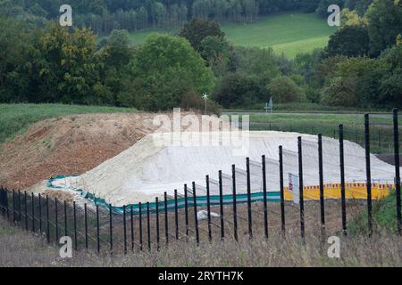 DATEIBILDER. Oktober 2023. Nach Tagen der Spekulation haben Sky News heute von der Konservativen Partei-Konferenz in Manchester berichtet, dass die HS2 Northern Leg von Birmingham Manchester abgesagt werden soll. Little Missenden, Buckinghamshire, Großbritannien. Oktober 2023. Die HS2-Lüftungsschachtbaustelle in Little Missenden, Buckinghamshire. Die beiden Tunnelbohrmaschinen unter den Chilterns sollen nun den Standort Little Missden erreicht haben. In den letzten Tagen gab es viele Spekulationen, dass Premierminister Rishi Sunak die Absage voraussichtlich ankündigen wird Stockfoto