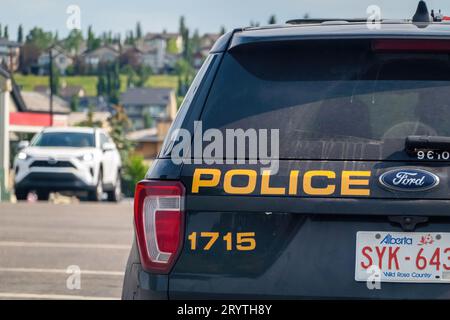 Calgary, Alberta, Kanada. Juni 2023. Eine Nahaufnahme auf der Rückseite eines Calgary Polizeiwagens. Stockfoto