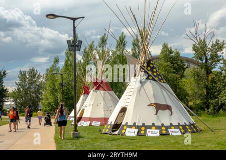 Calgary, Alberta, Kanada. Juni 2023. Ein Tipi oder Tipi, konisches Zelt, das historisch aus Tierhäuten oder Pelzen besteht Stockfoto