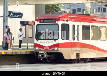 Calgary, Alberta, Kanada. Juni 2023. City of Calgary Train oder am häufigsten als C-Train bekannt, an der 8. Straße SW Station Platf Stockfoto