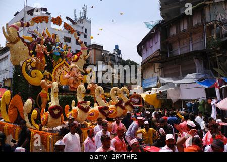 Pune, Indien - 29. September 2023 Guruji Talim Ganpati, Pune Ganpati Visarjan Prozession mit dem Rhythmus der traditionellen Dhol Tasha Musik. Stockfoto