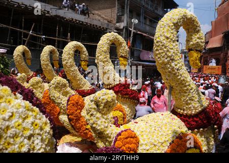 Pune, Indien - 29. September 2023 Guruji Talim Ganpati, Pune Ganpati Visarjan Prozession mit dem Rhythmus der traditionellen Dhol Tasha Musik. Stockfoto