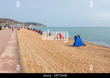 Fischer am Hythe Beach entlang der Princes Parade an einem sonnigen Oktobertag. Stockfoto