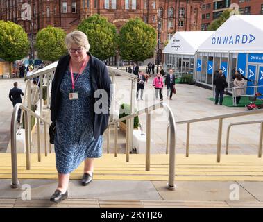Manchester, Großbritannien. Am 2. Oktober 2023 steigt Therese Coffey, Außenministerin für Umwelt, die Treppe vom Midland Hotel nach Manchester Central hinauf, um dort ihre Rede vor der Konferenz zu halten. Quelle: GaryRobertsphotography/Alamy Live News Stockfoto