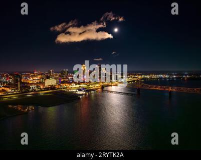 Eine Luftaufnahme eines Vollmondes über Louisville, Kentucky und dem Ohio River bei Nacht. Stockfoto