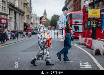 Eine Frau in traditioneller Kleidung macht sich auf den Weg zur Japan Matsuri 2023 am Trafalgar Square. Stockfoto