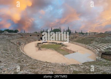 Panorama- und Weitwinkelblick auf das große römische Amphitheater der mittelalterlichen Stadt Merida bei Sonnenuntergang. Stockfoto