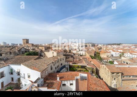 Blick von den Höhen der mittelalterlichen Stadt Caceres. Die Geschichte der Caceres spiegelt die verschiedenen Bauten der Zeit wider. Stockfoto