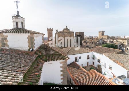 Blick von den Höhen der mittelalterlichen Stadt Caceres. Die Geschichte der Caceres spiegelt die verschiedenen Bauten der Zeit wider. Stockfoto