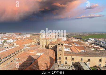 Blick von den Höhen der mittelalterlichen Stadt Caceres. Die Geschichte der Caceres spiegelt die verschiedenen Bauten der Zeit wider. Stockfoto