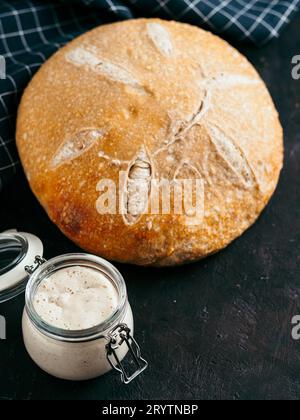 Weizen runder Sauerteig Brot, Kopierer Platz, vertikal Stockfoto