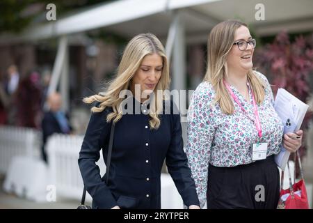 Laura Trott Abgeordnete während der Konferenz der Konservativen Partei im Manchester Central Convention Complex, Manchester am Montag, 2. Oktober 2023. (Foto: Pat Scaasi | MI News) Credit: MI News & Sport /Alamy Live News Stockfoto