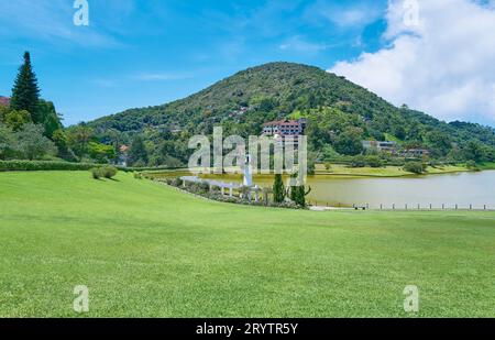 Petropolis, Brasilien, Blick auf den Garten und den See des Quitandinha Palace Stockfoto