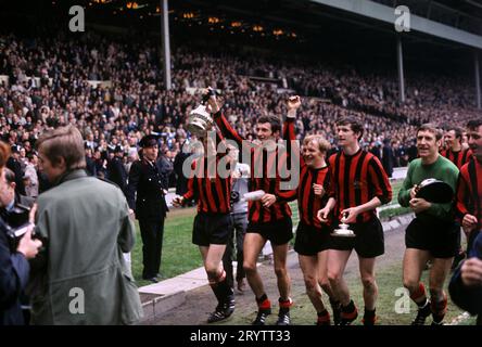 Foto vom 26. April 1969 von Manchester Citys Glynn Pardoe, Harry Dowd, Mike Doyle, Francis Lee, Neil Young und Tommy Booth feiern den FA Cup-Sieg in Wembley. Der ehemalige Manchester City-Spieler und Vorsitzende Francis Lee ist im Alter von 79 Jahren gestorben. Ausgabedatum: Montag, 2. Oktober 2023. Stockfoto