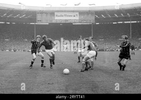 Datei Foto vom 26. April 1969 der allgemeinen Aktion aus dem Spiel. (l-r) Colin Bell (Manchester City), Graham Cross, Allan Clarke, Alan Woollett, Dave Gibson (alle Leicester City) und Francis Lee (Manchester City). Der ehemalige Manchester City-Spieler und Vorsitzende Francis Lee ist im Alter von 79 Jahren gestorben. Ausgabedatum: Montag, 2. Oktober 2023. Stockfoto