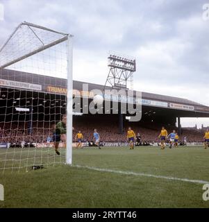 Das Foto datiert vom 23.08.1969 von Francis Lee aus Manchester City schießt gerade so weit vom Tor, wie der Torhüter Gordon West aus Everton über sich herrennt. Der ehemalige Manchester City-Spieler und Vorsitzende Francis Lee ist im Alter von 79 Jahren gestorben. Ausgabedatum: Montag, 2. Oktober 2023. Stockfoto