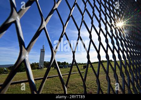 Geisa, Deutschland. Oktober 2023. Die Sonne scheint durch den Zaun auf dem ehemaligen Todesstreifen an der ehemaligen deutsch-deutschen Grenze. Am Denkmal der deutschen Teilung und Wiedervereinigung findet am selben Tag eine Kranzniederlegung im Gedenkstätte der Deutschen Einheit „Point Alpha“ statt. Danach ist eine Zeremonie für den Tag der Deutschen Einheit am 03. Oktober geplant. Quelle: Martin Schutt/dpa/Alamy Live News Stockfoto