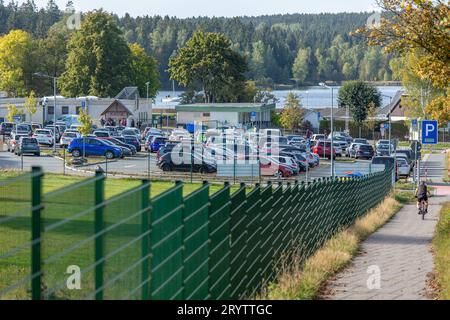 News ID: EN 231002 2023-10-02-1 Goldener Oktober lockt viele Menschen in die Natur Sommer gibt sich nicht geschlagen Erzgebirge. Viele dürfte es in den vergangenen Tagen und auch Wochen bereits aufgefallen sein. Täglich herrscht im Erzgebirge bestes Ausflugswetter. Regen gibt es in den vergangenen Tagen und Wochen nur selten. Auch am heutigen Montag, den viele als Brückentag nutzten, herrschte bestes Ausflugswetter. Auch die Temperaturen sind momentan alles andere als herbstlich. So kletterte das Thermometer heute auf 23 bis sommerliche 26 Grad. Die Wetterstation in Aue zum bei Stockfoto