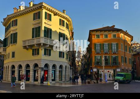 Blick auf die Via Giuseppe Mazzini und den Torre dei Lamberti (1172 n. Chr., höchste in Verona) direkt hinter der römischen Arena von Verona an Silvester 2016 Stockfoto