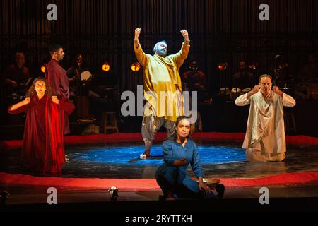 l-r: Sakuntala Ramanee, Darren Kuppan, Munish Sharma, Miriam Fernandes, Neil D'Souza im MAHABHARATA präsentiert vom Why Not Theatre (Toronto, Kanada) im Barbican Theatre, London EC2 01/10/2023 Originalmusik und Sound: John Gzowski & Suba Sankaran Set Design: Lorenzo Savoini Kostüme: Gillian Gallow Beleuchtung: Kevin Lamotte HANA S Kim Choreographie: Brandy Leary Regisseure: Ravi Jain & Miriam Fernandes Stockfoto