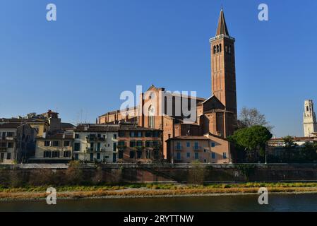 Santa Anastasia Basilica Complex, Baubeginn 1280 und Abschluss 1400. Vom gegenüberliegenden Ufer der Etsch. Verona, Italien, Dezember 2016 Stockfoto