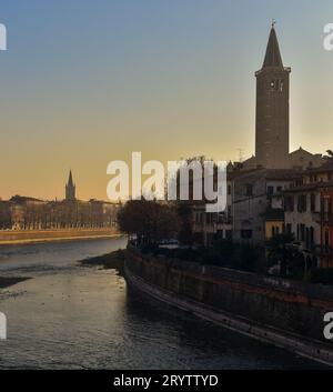 Blick nach Süden auf Ponte Pietra über die Etsch. Türme der Chiesa dei Santi Nazaro e Celso und der Basilika Santa Anastasia in der Skyline Stockfoto