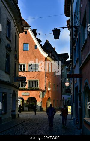 Kreuzgasse, Feldkirch, Österreich. Eine von James Joyces Lieblingsstadt, in der er das Schicksal von Ulysses entschied. Am frühen Morgen am zweiten Weihnachtsfeiertag 2016. Stockfoto