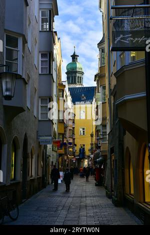 Der Turm der gotischen Hofkirche Innsbruck aus dem Jahr 1553 n. Chr. von der engen Fußgängerzone Riesengasse. Innsbruck, Österreich Stockfoto