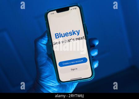 Hand mit dem iPhone mit der X- oder Twitter-Alternative Bluesky Stockfoto